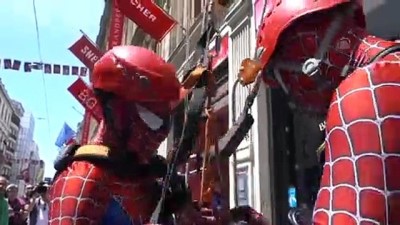 super kahraman - Örümcek Adamlar Grand Pera Cercle d'Orient'e tırmandı - İSTANBUL Videosu