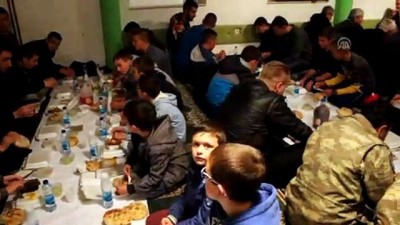 sabah ezani - Türk askerinden, katliamın yaşandığı Boşnak köyünde iftar - AHMİÇİ  Videosu