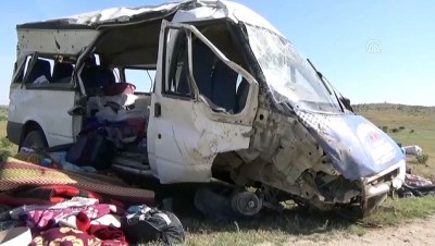 Aksaray'da tarım işçilerini taşıyan minibüs devrildi: 13 yaralı 