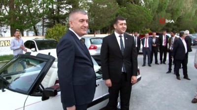 at ciftligi -  Devlet Bahçeli'nin hediye ettiği klasik otomobil Kayseri sokaklarında Videosu