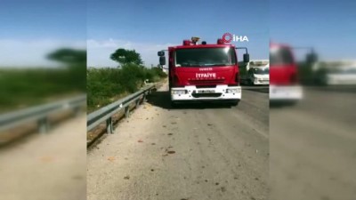  Devrilen kamyon çilek tezgahına çarptı: 1'i çocuk 2 yaralı