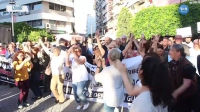 İzmir’de 'Demokrasi Nöbeti' Sürüyor