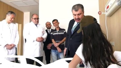 yanik tedavisi -  Sağlık Bakanı Koca, yüzüne kezzap atılan Berfin'i ziyaret etti  Videosu