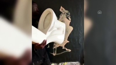 boks - Senegalli sanatçı Trump'ı klozetle resmetti - DAKAR Videosu