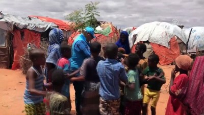 yasam mucadelesi - Somalili çocuklar TDV'nin dağıttığı balon ve şekerlerle sevindi - SOMALİ Videosu