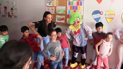  Üniversitelilerden Türkmen yetimlere drama eğitimi 
