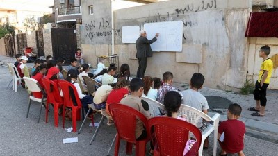 Video | Emekli öğretmen, çocukları bilgisayar oyunlarından uzak tutmak için sokakta derslik açtı