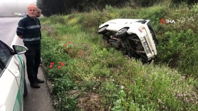 yagmurlu -  Şiddetli yağış kaza getirdi, minibüs şarampole uçtu  Videosu