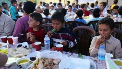islam -  - Suriye'de bin kişiye iftar yemeği Videosu