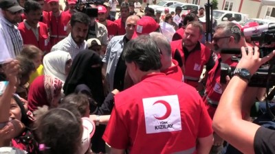 saglik personeli - Türk Kızılay Suriye'de mobil sağlık klinikleri açtı - AZEZ  Videosu