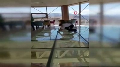 gulme krizi -  240 metrede emekleyerek yürüdü: Yaşlı adamın cam terasla imtihanı  Videosu