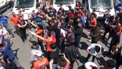 sampiyonluk maci - Başakşehir taraftarı takıma moral verdi  Videosu