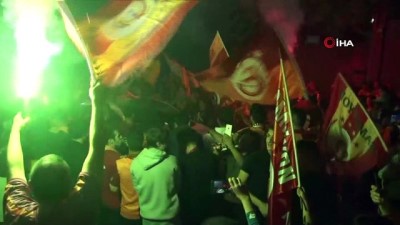 tezahur - Florya’da taraftarlar tesisleri bayram yerine çevirdi Videosu