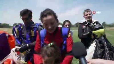 parasutcu -  Hayko Cepkin ve Başkan Sengel, 19 Mayıs'a özel paraşütle atladı  Videosu