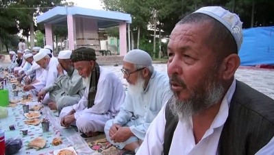 iftar sofrasi - HUZUR VE BEREKET AYI RAMAZAN - Özbek Türkleri asırlık iftar geleneğini yaşatıyor - ŞANLIURFA  Videosu