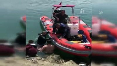 a haber - Sığ suda sıkışan yunus botla kurtarıldı - SAMSUN  Videosu