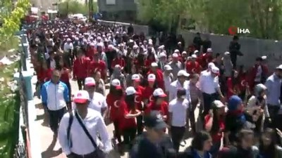 genclik yuruyusu -  Van'da 19 Mayıs etkinliklerinde protokol krizi  Videosu