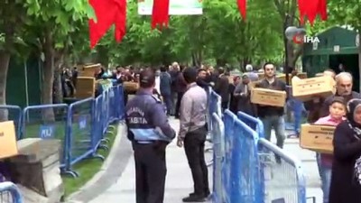 ilginc goruntu -  Bedava fide alabilmek için uzun kuyruk oluşturdular  Videosu