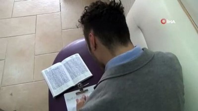  Bedensel engelli milli yüzücü, ayağıyla yazdığı kitabı için destek istedi 