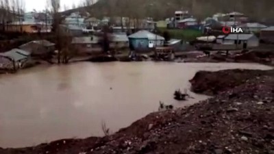  Bingöl'de kar sularının erimesiyle dere taştı, bazı arazi ve ahırlar sular altında kaldı 