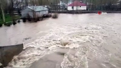 Dere taştı, bazı arazi ve ahırlar suyla doldu 