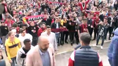 liseli ogrenci - Fuat Çapa ve Eskişehirsporlu futbolcular öğrencilerle buluştu  Videosu