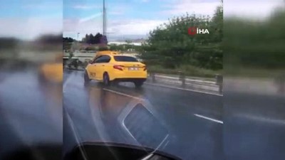 kamera -  Havalimanı yolunda kaputu açık halde seyreden taksi hayrete düşürdü  Videosu