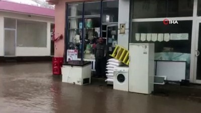 beyaz esaret -  Karlıova'da sağanak yağış caddeleri göle çevirdi Videosu