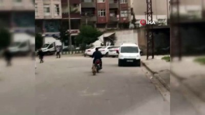  Köpeği motosiklete bağlayıp metrelerce koşturdular 