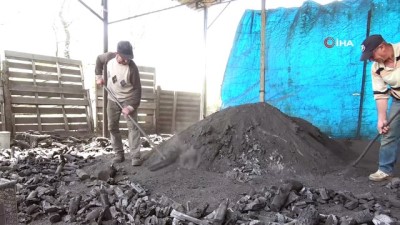  Odunları yakarak tonunu 4 bin 500 liraya satıyorlar 