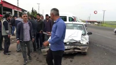 sanayi sitesi -  Şanlıurfa’da otomobiller kafa kafaya çarpıştı: 4 yaralı  Videosu