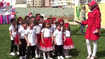 cocuk senligi -  Suriyeli yetim çocuklardan Türk bayrakları ile gösteri Videosu
