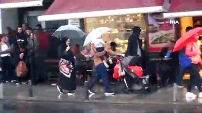  Taksim, aniden bastıran sağanak yağışa teslim oldu 