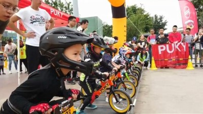 bisiklet - Çin'de küçük çocuklar pedalsız bisikletlerle kıyasıya yarıştı Videosu