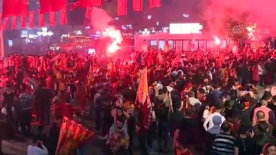 tezahur - Galatasaray'ın şampiyonluk kutlamaları (2) - ANKARA  Videosu