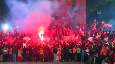 tezahur - Galatasaray'ın şampiyonluk kutlamaları (3) - ANKARA  Videosu