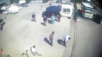 bicakli kavga -  Hareket halindeki otomobile ön camdan atlayan polis kamerada Videosu
