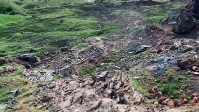 Heyelan dolayısıyla kapanan köy yolu - BATMAN 