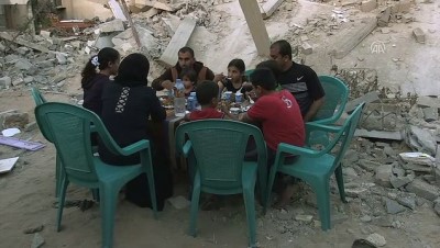 insan haklari - İsrail saldırısında evleri yıkılan Filistinli aile molozlar arasında iftar yapıyor - GAZZE Videosu