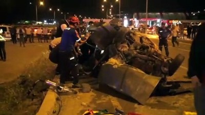  Kahramanmaraş'ta iki otomobilin kafa kafaya çarpıştığı kaza anı kameraya yansıdı 