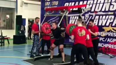 sag ve sol - Rus halterci 250 kiloluk halteri kaldıramayınca bacakları kırıldı Videosu