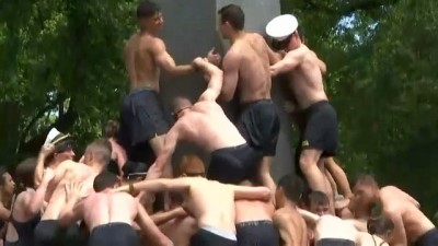 askeri ogrenci - Amerikalı askeri öğrenciler insan kulesi yaparak anıtın tepesine piyade şapkasını yerleştirdi Videosu