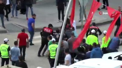 bicakli kavga -  Erzurum’da ortalık savaş alanında döndü: Polislerin arasında birbirlerine bıçaklarla böyle saldırdılar Videosu