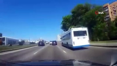 elektrik diregi -  - Rusya'daki Trafik Kazasında Elektrik Direği Araçların Üstüne Devrildi  Videosu