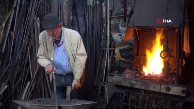 dovme -  52 yıllık demir ustası 200 derecede demir döverek oruç tutuyor Videosu