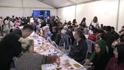 iftar cadiri - Adalet Bakanı Gül, iftar çadırında gençlerle iftarını açtı - ANKARA Videosu