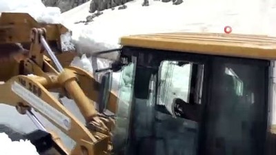 yaylacilik -  Antalya'da karla mücadele... İş makineleri yüksekliği 10 metreyi bulan karla kaplı yolların açılması için çalışıyor  Videosu