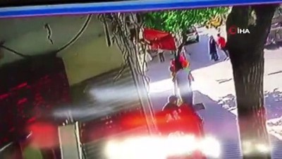 calisan kadin -  Kucağında çocuğuyla yolun karşısına geçmeye çalışan kadın çöp kamyonunun altında böyle kaldı Videosu