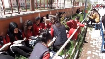 kutuphane -  Oruç tutan öğrenciler, yemek molalarında kitap okuyor  Videosu