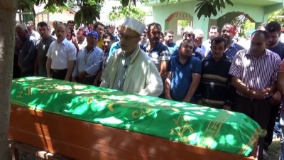 eziler -  Otomobilini park ederken kızına çarpmıştı... Acılı baba minik Melisa'yı son yolculuğuna gözyaşlarıyla uğurladı  Videosu